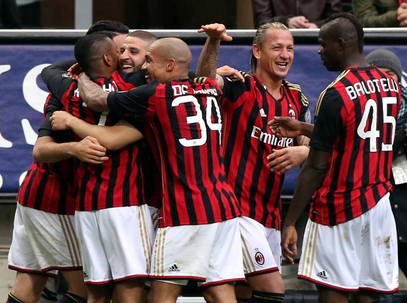 Milan-Livorno 3-0: l&#39;abbraccio di gruppo dei rossoneri. Forte
